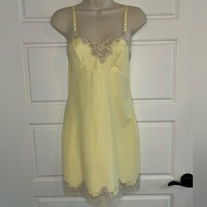 Vintage Vam Roalte Made in USA 50’s 60’s Light Yellow Lace Full Slip Dress Sz M